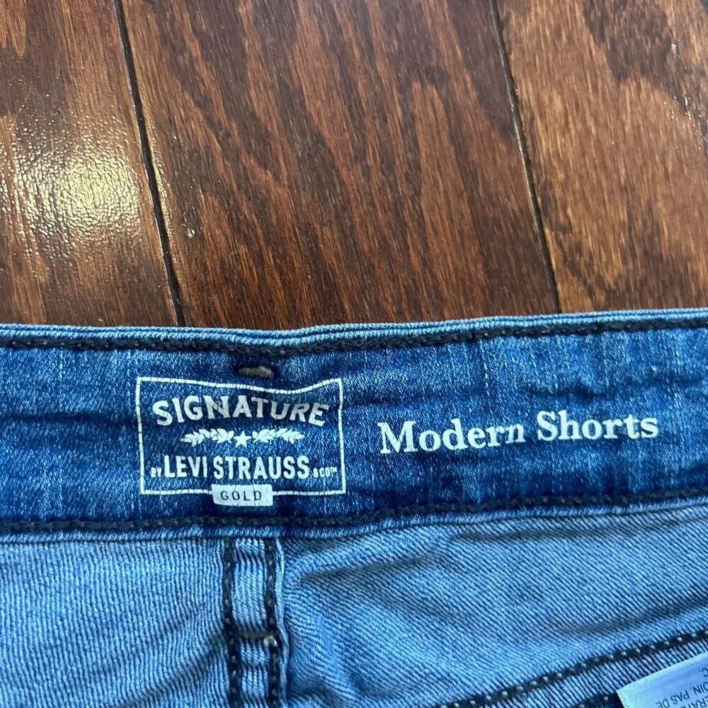Levi-s Women's Blue and Navy Shorts - Picture 4 of 6